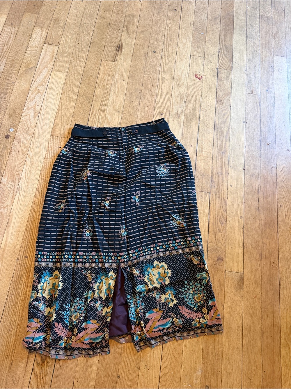 VINTAGE High-Waist Floral Print Midi Skirt in Black